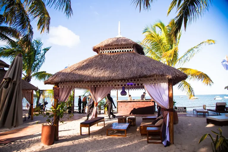 Lounges com sombra à beira-mar no Mouton Beach Club