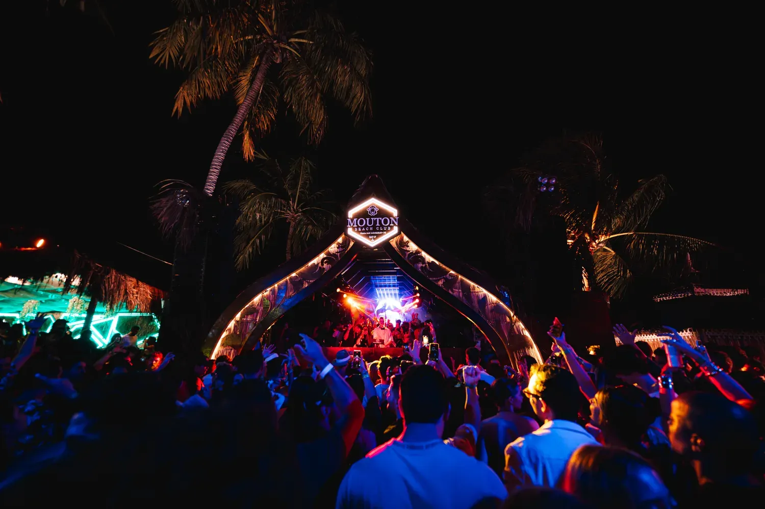 Sunset party no Mouton Beach Club